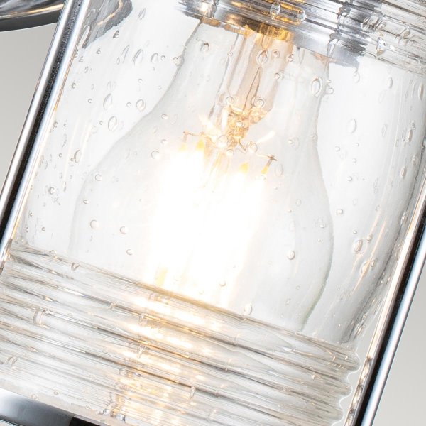Ashland Bay 85cm Krom baderomslampe Fra Elstead Lighting - Laget av stål og glass, tilbyr den en luksuriøs polert kromfinish og fire vakkert teksturerte glass som sprer lyset.