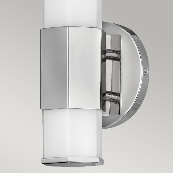 Facet 35cm Krom baderomslampe Fra Elstead Lighting - Facet er en moderne og stilig baderomslampe som kombinerer funksjon og estetikk.