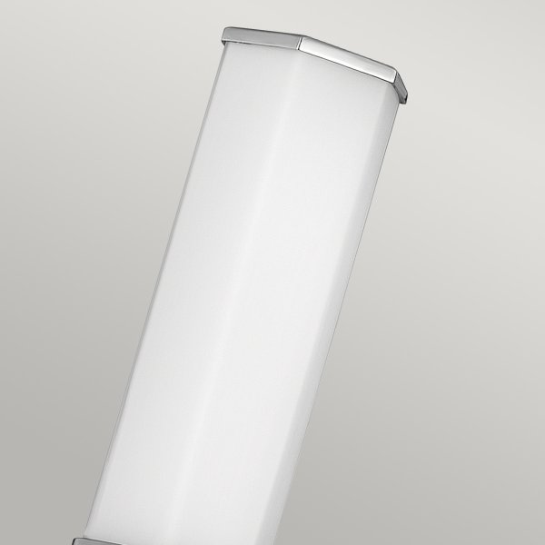 Facet 35cm Krom baderomslampe Fra Elstead Lighting - Facet er en moderne og stilig baderomslampe som kombinerer funksjon og estetikk.