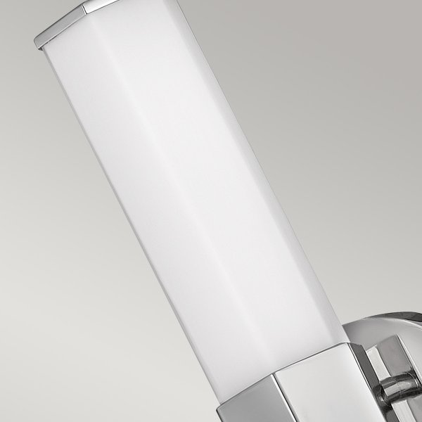Facet 35cm Krom baderomslampe Fra Elstead Lighting - Facet er en moderne og stilig baderomslampe som kombinerer funksjon og estetikk.