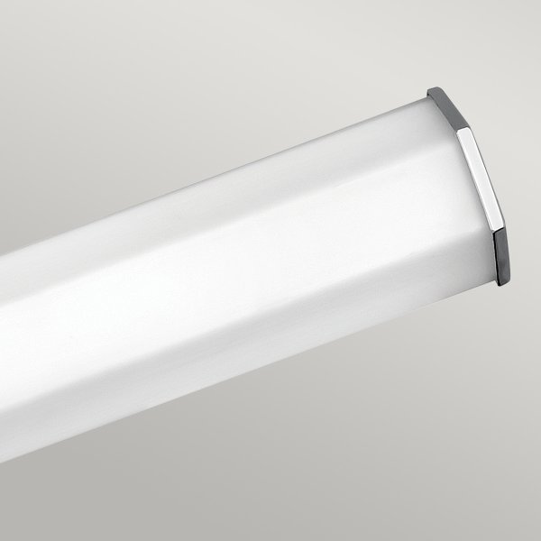 Facet 65cm Krom baderomslampe Fra Elstead Lighting - Facet er en moderne og stilig baderomslampe som kombinerer funksjon og estetikk.