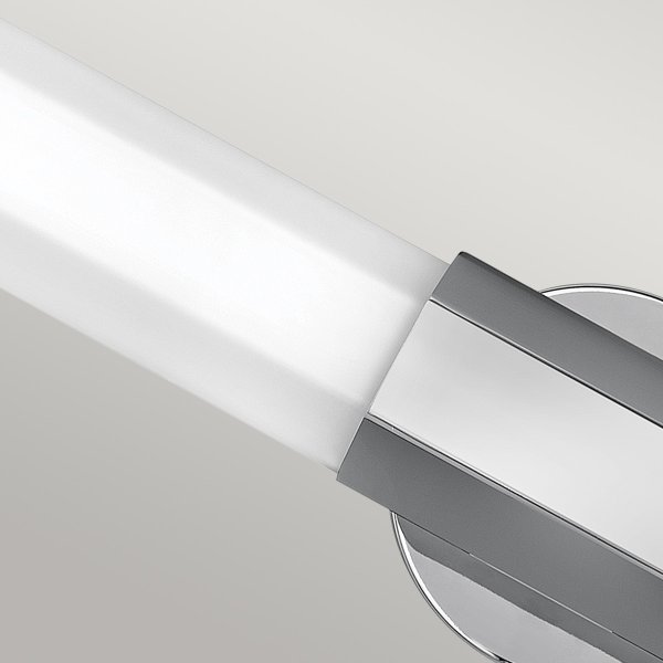 Facet 65cm Krom baderomslampe Fra Elstead Lighting - Facet er en moderne og stilig baderomslampe som kombinerer funksjon og estetikk.