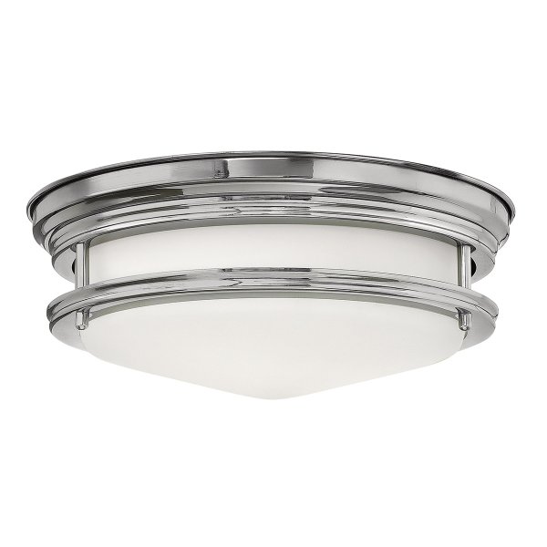 Hadrian Ø30 Krom baderomslampe Fra Elstead Lighting - Den elegante stålkonstruksjonen i kombinasjon med opalglasset gir et mykt og behagelig lys, som skaper en innbydende atmosfære.
