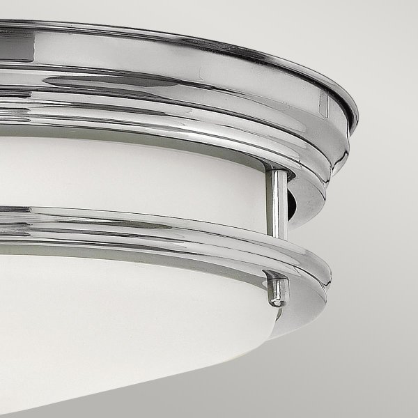 Hadrian Ø30 Krom baderomslampe Fra Elstead Lighting - Den elegante stålkonstruksjonen i kombinasjon med opalglasset gir et mykt og behagelig lys, som skaper en innbydende atmosfære.