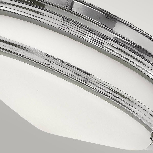 Hadrian Ø30 Krom baderomslampe Fra Elstead Lighting - Den elegante stålkonstruksjonen i kombinasjon med opalglasset gir et mykt og behagelig lys, som skaper en innbydende atmosfære.