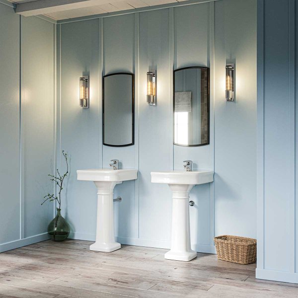 Wellington 40cm Krom baderomslampe Fra Elstead Lighting - Laget av høykvalitets stål og glass, gir den en luksuriøs følelse med sin polerte kromfinish og riflet glasskuppel som skaper en vakker lysspredning.