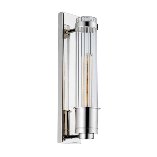 Wellington 40cm Krom baderomslampe Fra Elstead Lighting - Laget av høykvalitets stål og glass, gir den en luksuriøs følelse med sin polerte kromfinish og riflet glasskuppel som skaper en vakker lysspredning.