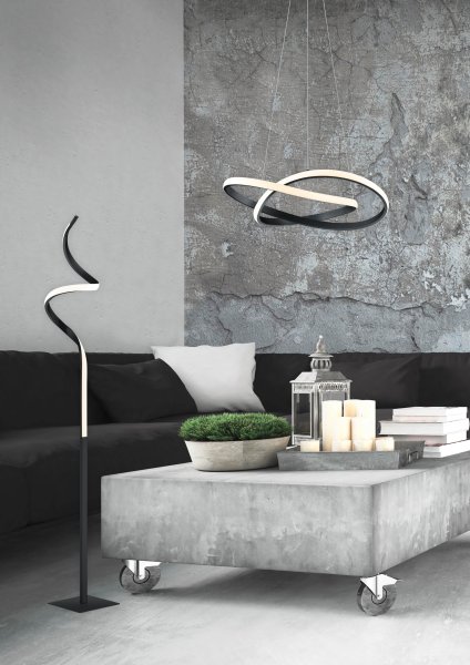 Course Svart gulvlampe Fra Trio Lighting - Den mattsvarte finishen gir lampen et moderne og sofistikert utseende som smelter inn i mange interiørstiler, noe som gjør den til et elegant blikkfang i hjemmet ditt.