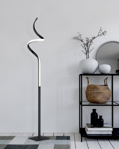 Course Svart gulvlampe Fra Trio Lighting - Den mattsvarte finishen gir lampen et moderne og sofistikert utseende som smelter inn i mange interiørstiler, noe som gjør den til et elegant blikkfang i hjemmet ditt.