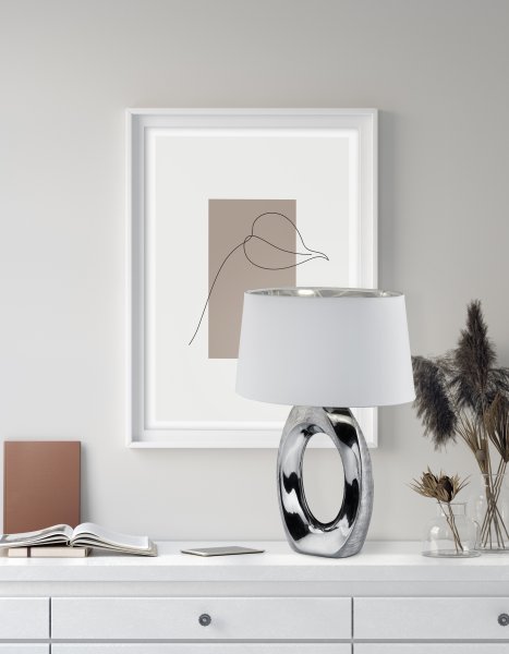 Taba 52cm Sølv bordlampe Fra Trio Lighting - Med sin elegante sølvfargede keramiske base og tekstilskjerm i hvit p&aring; utsiden og sølv p&aring; innvendig skaper lampen en sofistikert atmosfære.