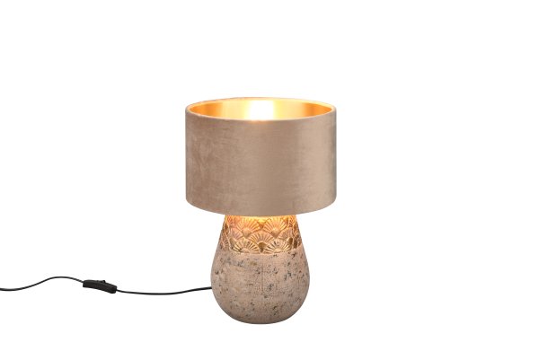 Kiran 38cm Grå bordlampe Fra Trio Lighting - Den sylindriske beige fløyelsskjermen gir et varmt, mykt lys som skaper en behagelig atmosfære, perfekt som nattbordslampe eller for dekorative aksenter på byr&aring; Gr&aring; keramikk med gylne aksenter skaper et grasiøst utseende.