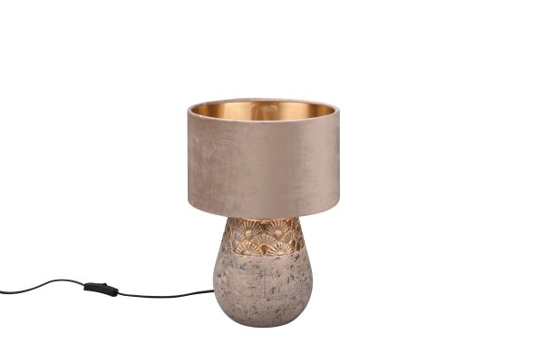 Kiran 38cm Grå bordlampe Fra Trio Lighting - Den sylindriske beige fløyelsskjermen gir et varmt, mykt lys som skaper en behagelig atmosfære, perfekt som nattbordslampe eller for dekorative aksenter på byr&aring; Gr&aring; keramikk med gylne aksenter skaper et grasiøst utseende.