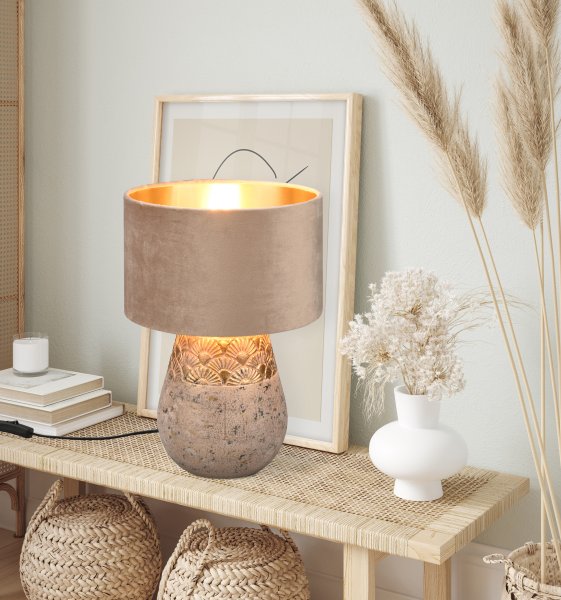 Kiran 38cm Grå bordlampe Fra Trio Lighting - Den sylindriske beige fløyelsskjermen gir et varmt, mykt lys som skaper en behagelig atmosfære, perfekt som nattbordslampe eller for dekorative aksenter på byr&aring; Gr&aring; keramikk med gylne aksenter skaper et grasiøst utseende.