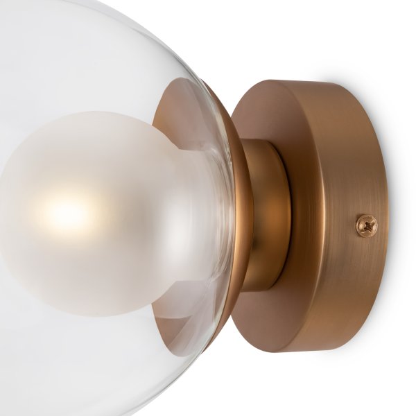 Basic form Ø15 Gull vegglampe Fra Maytoni - Med en rund, klar glasskuppel og en gylden sokkel gir lampen et mykt og varmt lys som skaper en innbydende atmosfære.