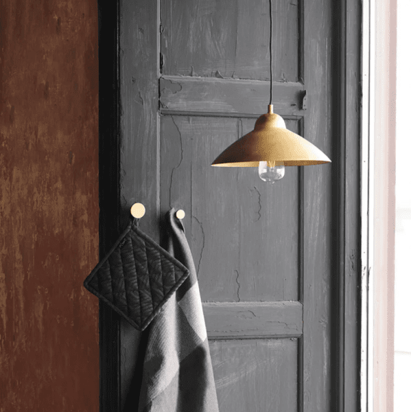 Studio 30Ø Rå messing Taklampe Fra H. Skjalm P - Den håndlagde overflaten og den varme tonen i messingen gir et tidløst uttrykk som smelter inn i mange ulike interiørstiler.