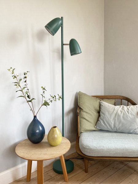 Dynamo 2 Grønn gulvlampe Fra Superliving - Dynamo gulvlampe laget av matt metall i en gr&oslash;nn/bl&aring; farge har to justerbare skjermer, noe som gj&oslash;r den b&aring;de funksjonell og stilig.