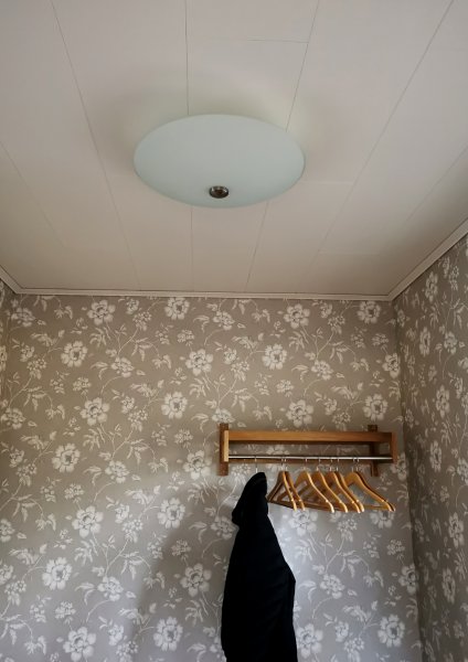 Iglo Ø42 Hvit plafond Fra Aneta Lighting - Skjermen er lett skjoldformet og med detaljene i metall passer den inn i alle interiører takket være sin tidløse design.