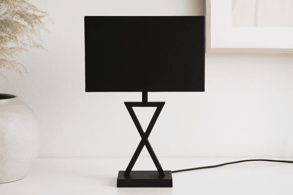 X-factor 54cm Svart bordlampe Fra Nordic Lighting - X-factor bordlampe kombinerer en moderne geometrisk metallbase i en elegant svart finish med en svart linskjerm.