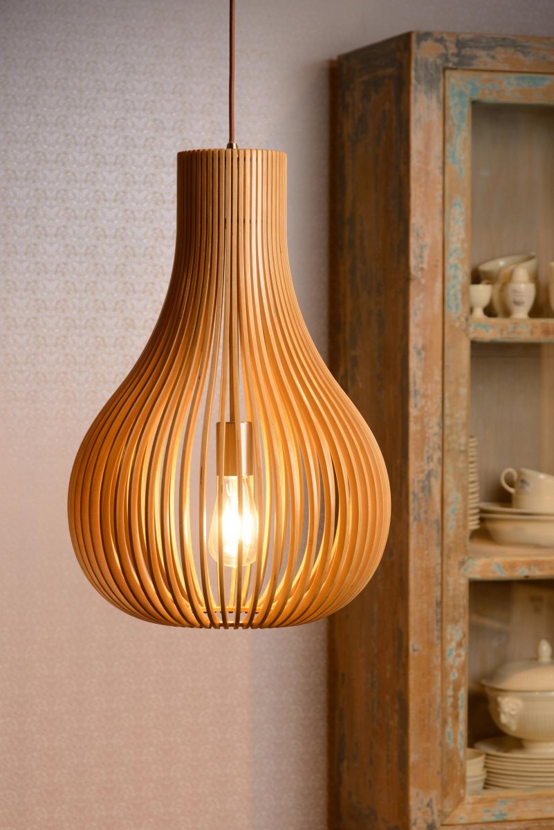 Bodo Ø38 Natur Taklampe Fra Lucide - Det vakre spillet av buede treformer kombinert med åpne rom skaper en moderne og luftig atmosfære.