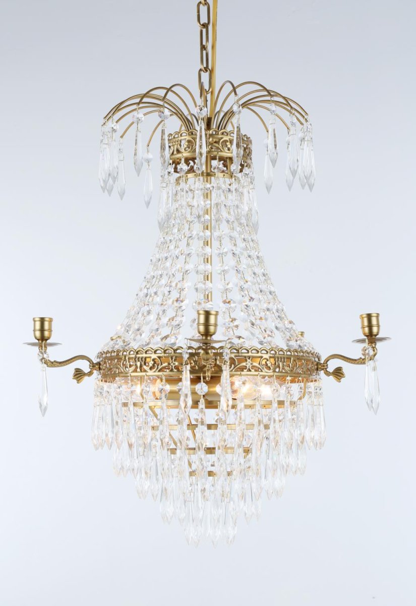 Empire Classic Ø50 krystall Fra Norrsken Design - De glitrende krystallene, som henger i vakre løkker, fanger og sprer lyset videre; en magisk måte, som skaper en varm og innbydende atmosfære i rommet.