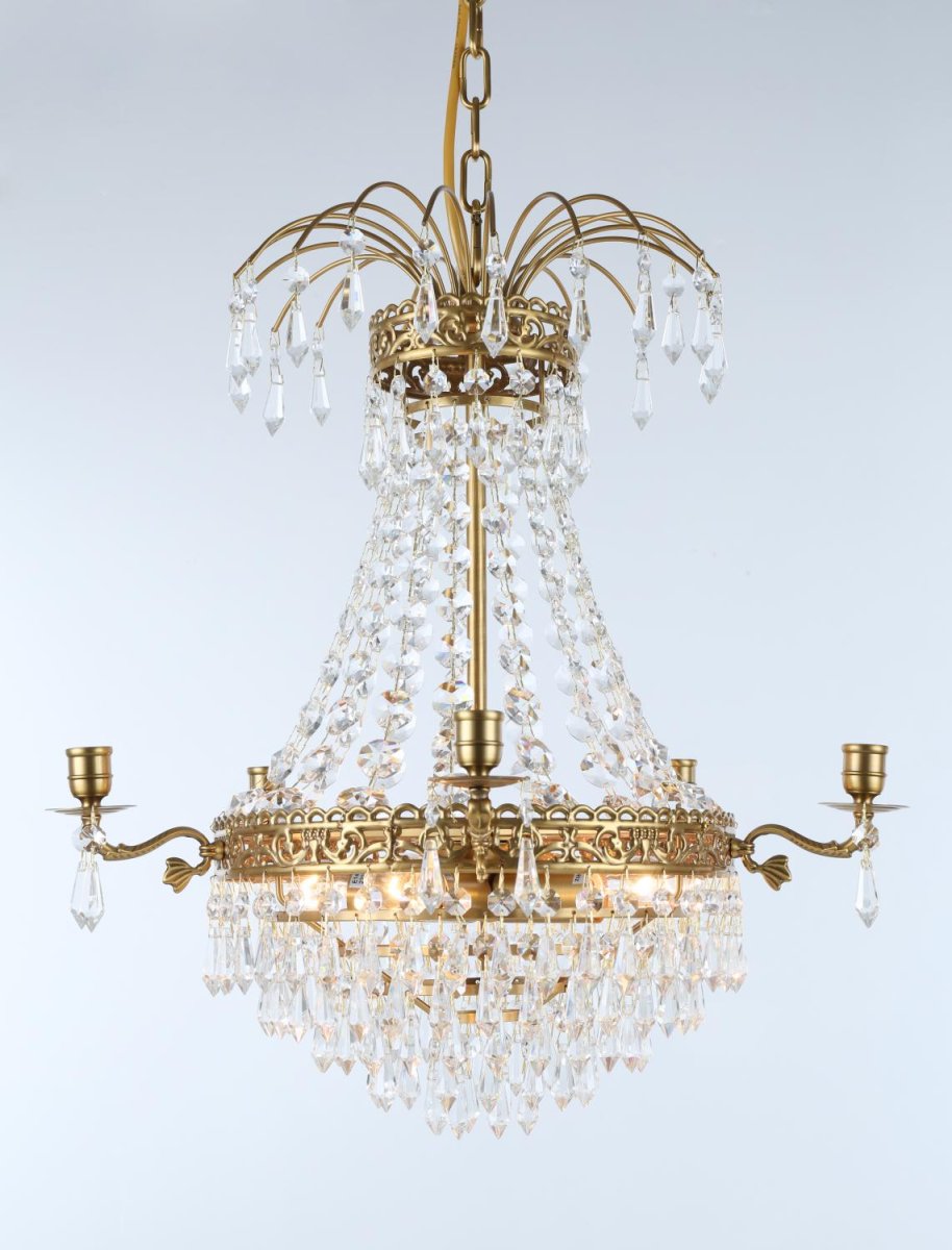 Empire Classic Ø50 krystall Fra Norrsken Design - Med sin vakre kombinasjon av glitrende krystaller og elegante messingdetaljer, blir den et tidl&oslash;st og sofistikert fokuspunkt i ethvert rom der den er plassert.