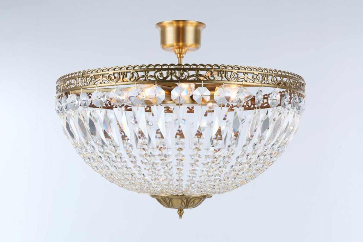 Classic Ø55 krystall Fra Norrsken Design - De glitrende krystallene reflekterer lyset på en fortryllende måte og skaper en vakker glød i rommet.