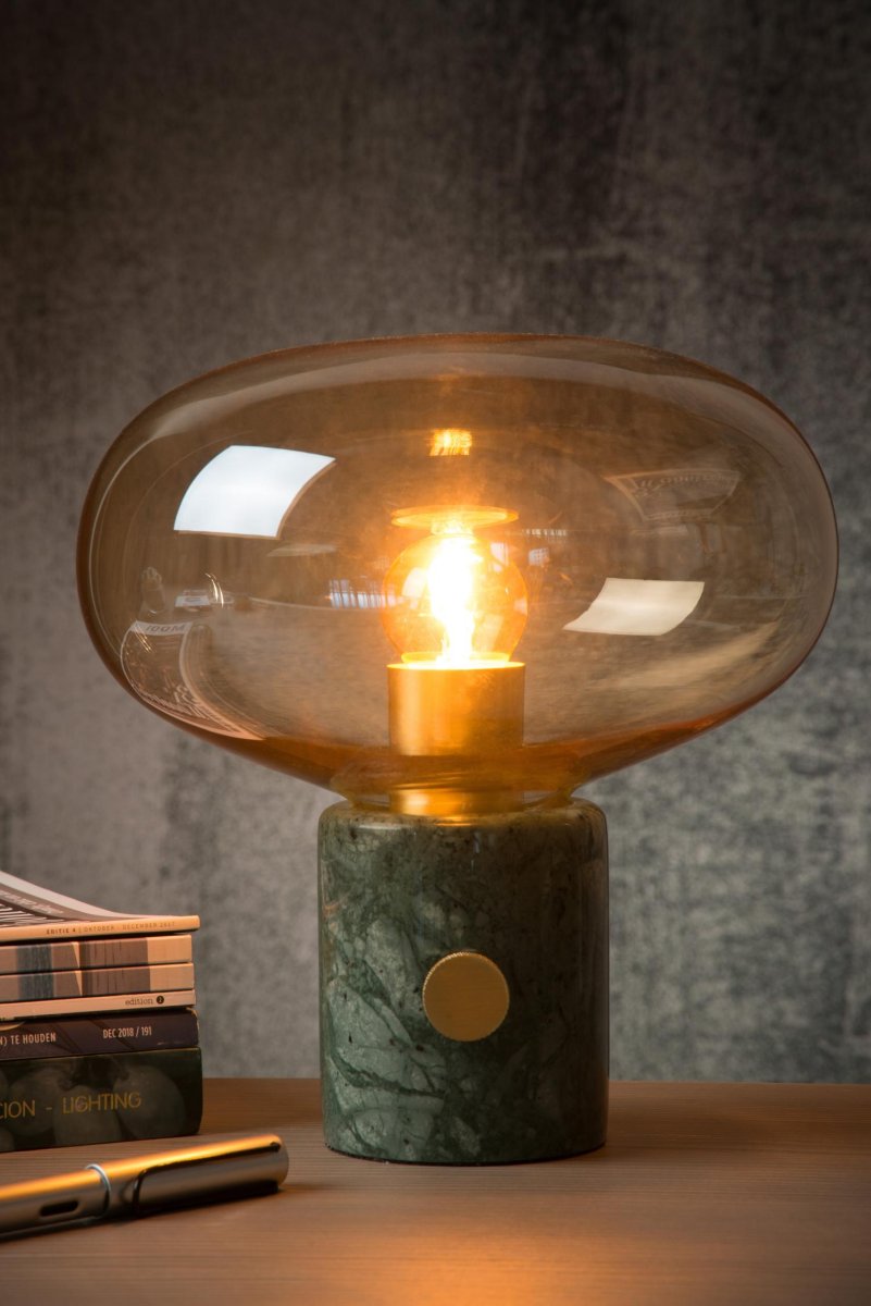 Charlize 24cm Grønn bordlampe Fra Lucide - Kombinasjonen av en marmorbunn av høy kvalitet og en kopp i ravfarget eller røkt glass gjør Charlize til en unik retrodetalj i ethvert interiør.
