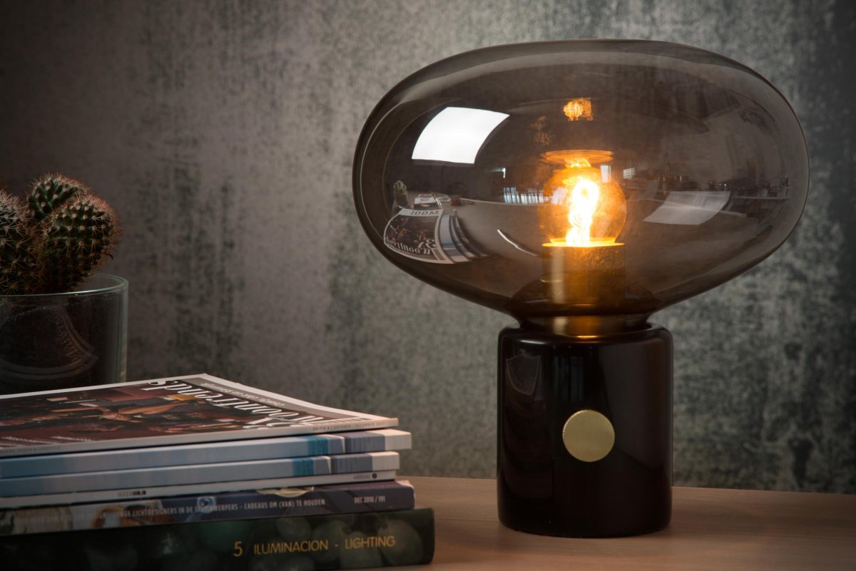 Charlize 24cm Røykfarget bordlampe Fra Lucide - Kombinasjonen av en marmorbunn av høy kvalitet og en kopp i ravfarget eller røkt glass gjør Charlize til en unik retrodetalj i ethvert interiør.