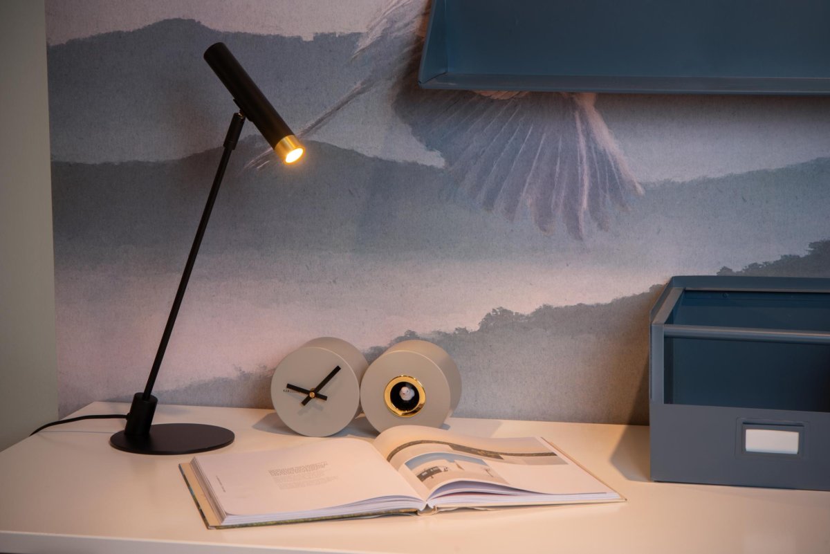 Alec 53cm Svart skrivebordslampe Fra Lucide - Gir lys til måltidene, bøkene eller firmaet ditt &ndash; og selvfølgelig skape en koselig atmosfære.