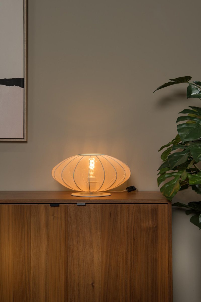 Corina 22cm Krem bordlampe Fra Lucide - Med en diameter på At 40 centimeter er denne lampen en vinner, uansett om den brukes til å lyse opp et koselig hjørne i stua, fremheve skjenken din eller fungere som nattbordsfølge på soverommet.