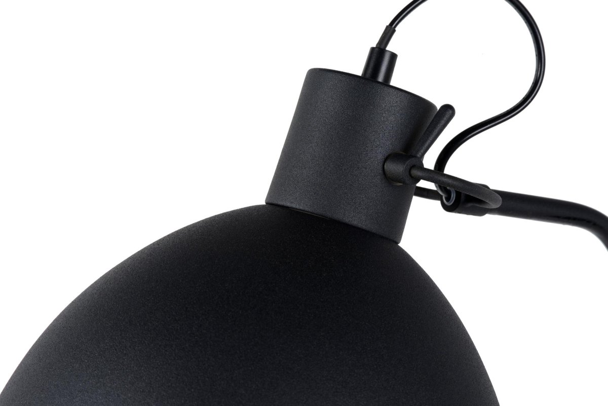 Shadi Svart gulvlampe Fra Lucide - Med en lysstyrke på maks 60 watt er den klar til å skape en varm og innbydende atmosfære for koselige familiekvelder.