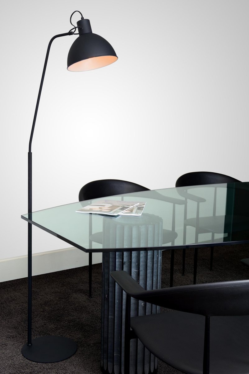 Shadi Svart gulvlampe Fra Lucide - Med en lysstyrke på maks 60 watt er den klar til å skape en varm og innbydende atmosfære for koselige familiekvelder.