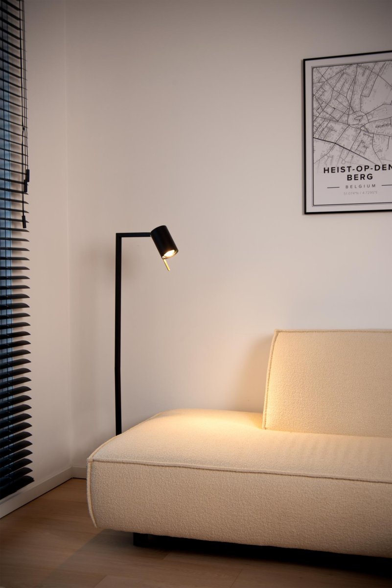 Lesley Svart gulvlampe Fra Lucide - Den slanke metalldesignen gir den et stilig utseende som passer perfekt i enhver moderne stue.