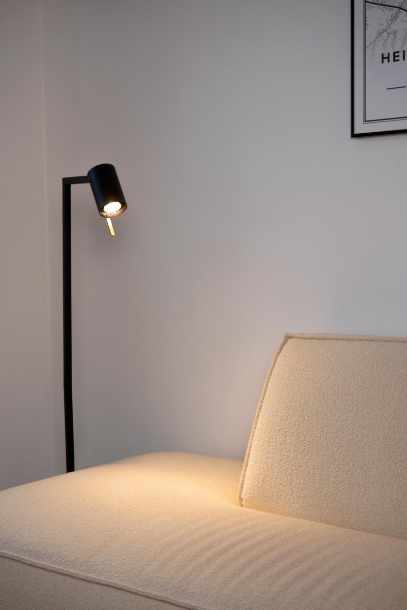 Lesley Svart gulvlampe Fra Lucide - Den slanke metalldesignen gir den et stilig utseende som passer perfekt i enhver moderne stue.