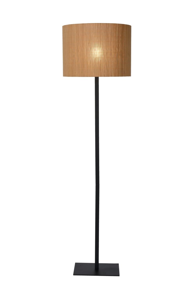 Magius Natur gulvlampe Fra Lucide - Lampen sprer sitt varme lys både opp og ned, mens en subtil glød trenger gjennom det lille; plassene i rottingen, som skaper en lett og innbydende atmosfære.