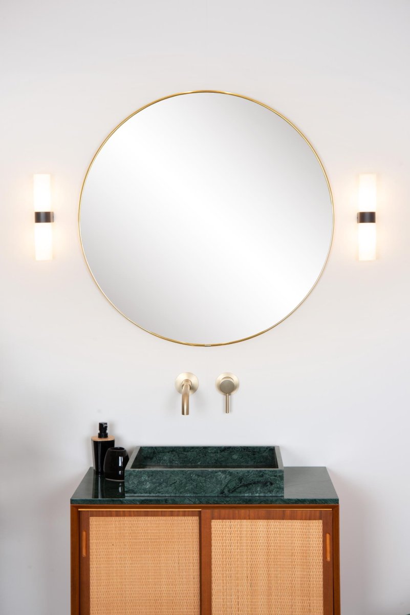 Jesse 30cm Svart baderomslampe Fra Lucide - Koble lampen til en kompatibel dimmer for å skape den perfekte atmosfæren, selv på badet ditt.