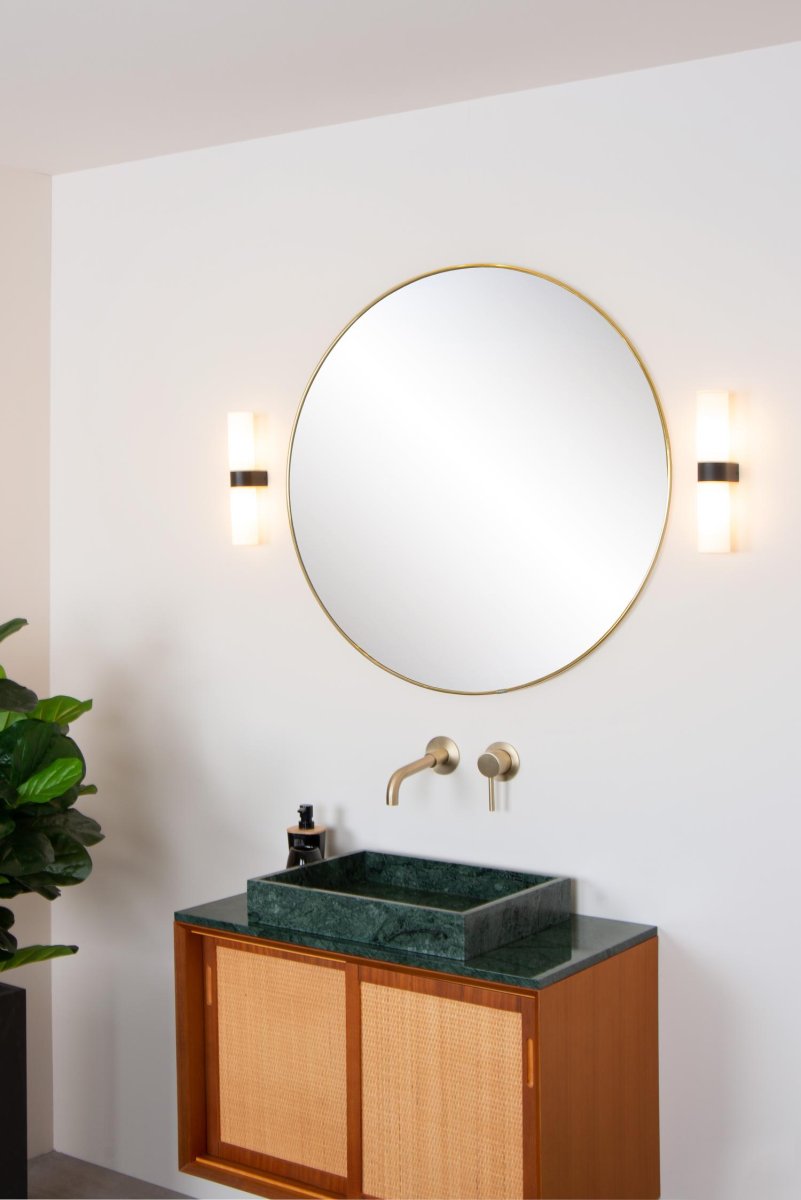 Jesse 30cm Svart baderomslampe Fra Lucide - Koble lampen til en kompatibel dimmer for å skape den perfekte atmosfæren, selv på badet ditt.