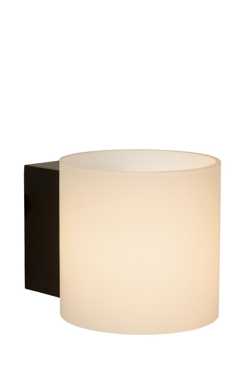 Jelte Ø12 Svart baderomslampe Fra Lucide - P&aring; en tynn, sort metallbase sitter på et opaliserende glasselement med en diameter på 15 centimeter.