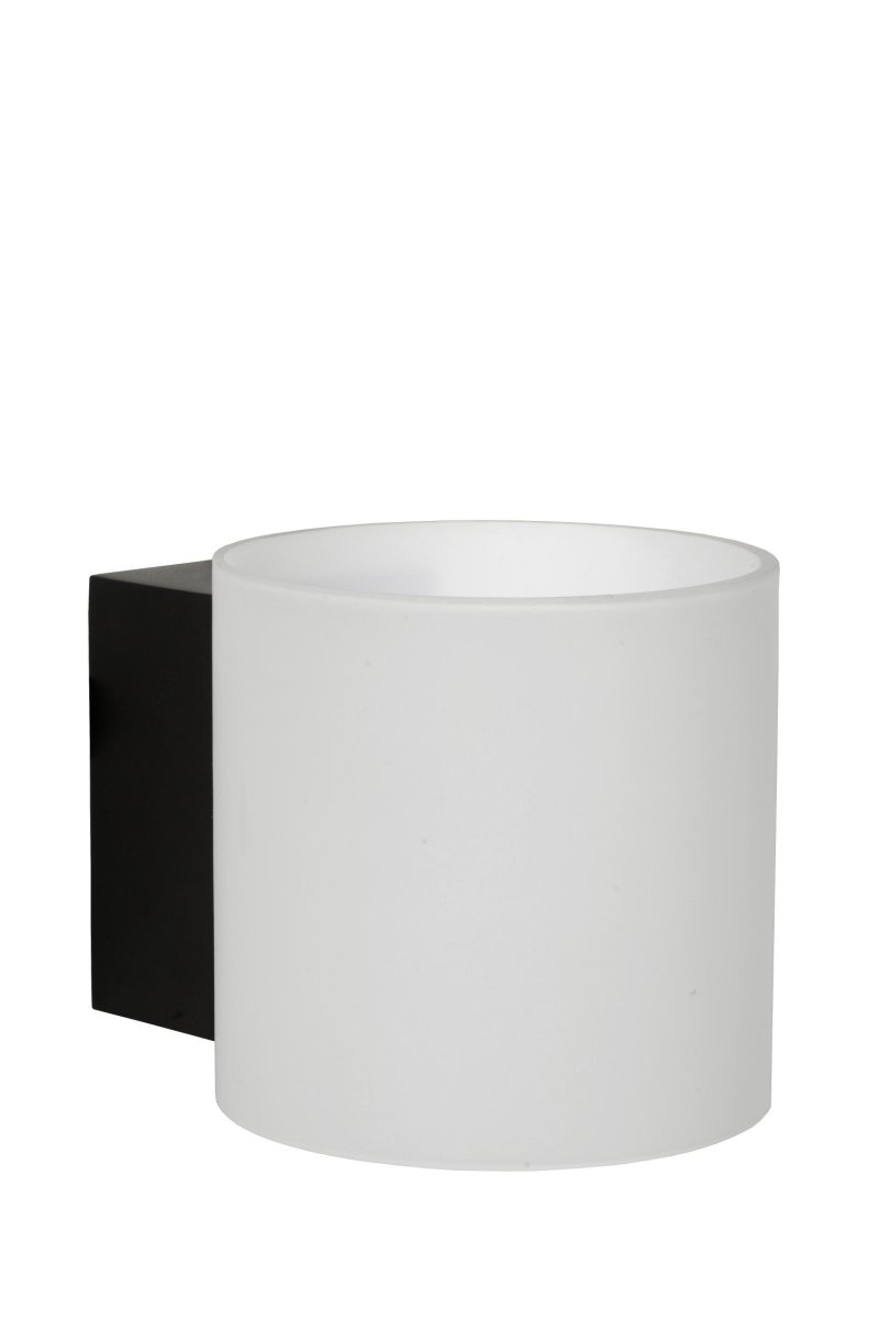 Jelte Ø12 Svart baderomslampe Fra Lucide - P&aring; en tynn, sort metallbase sitter på et opaliserende glasselement med en diameter på 15 centimeter.