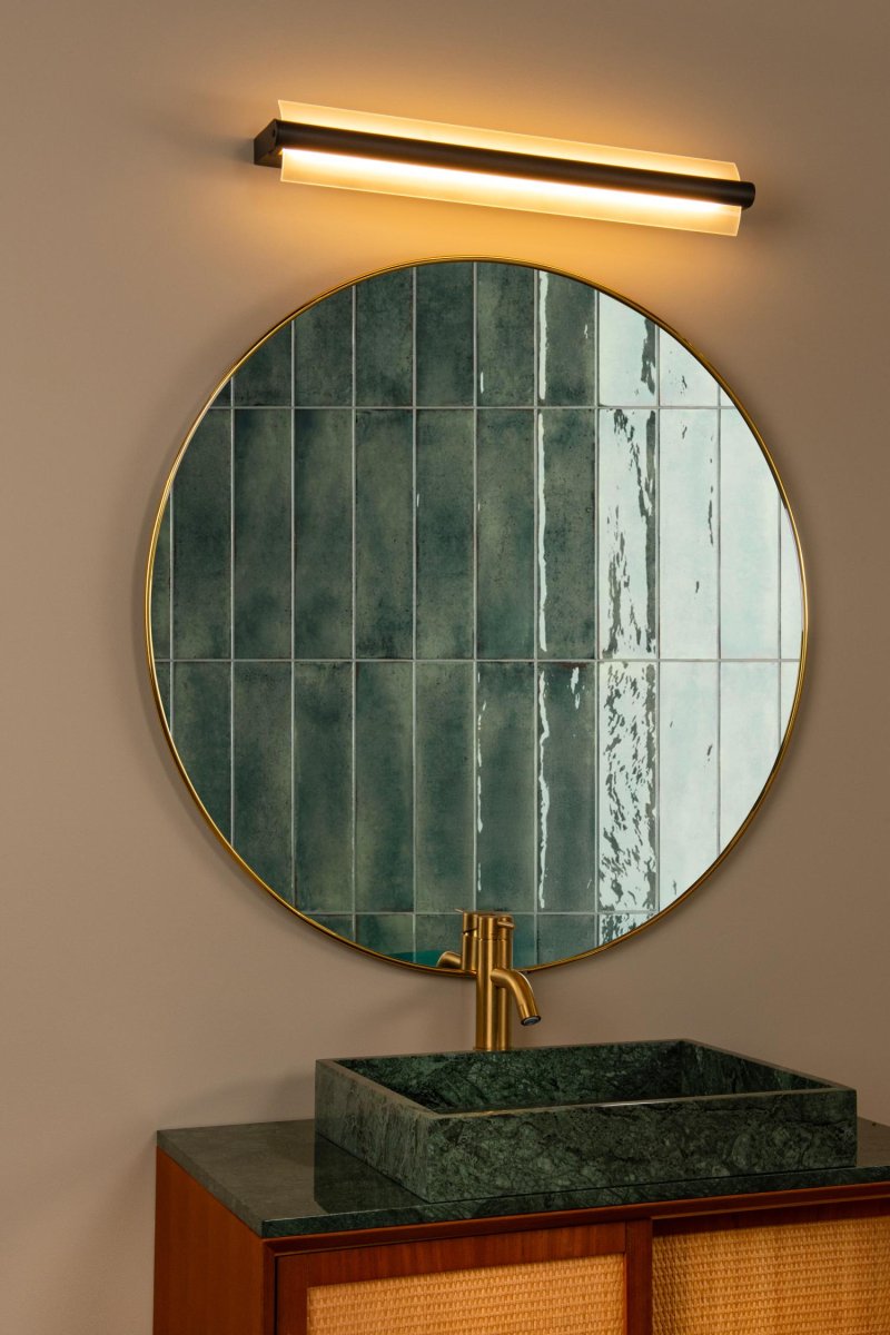 Wanda 60cm Frostet baderomslampe Fra Lucide - Laget av matt akryl med moderne rektangul&aelig;r design, er Wanda perfekt for bruk i fuktige rom og sender ut et varmt hvitt lys.
