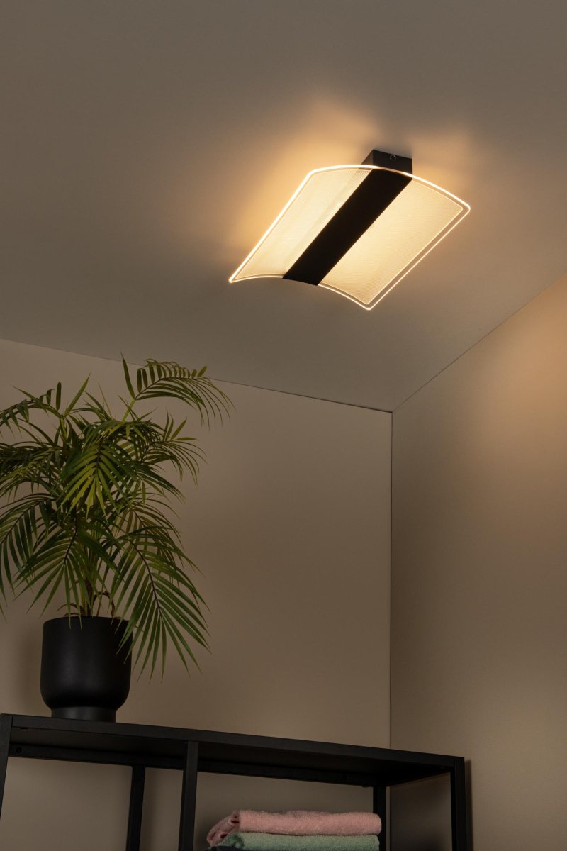 Aline 28cm Gjennomsiktig baderomslampe Fra Lucide - Lampen er perfekt for våtrom og gir badet eller toalettet ditt et stilig preg, og bidrar til å skape en elegant atmosfære for både morgen og kveld.