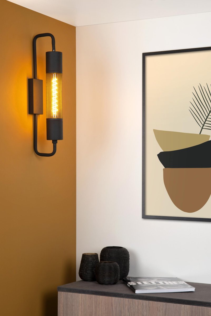 Calixt 50cm Svart vegglampe Fra Lucide - Ved å koble den til en veggdimmer får du den perfekte stemningsbelysningen når som helst.