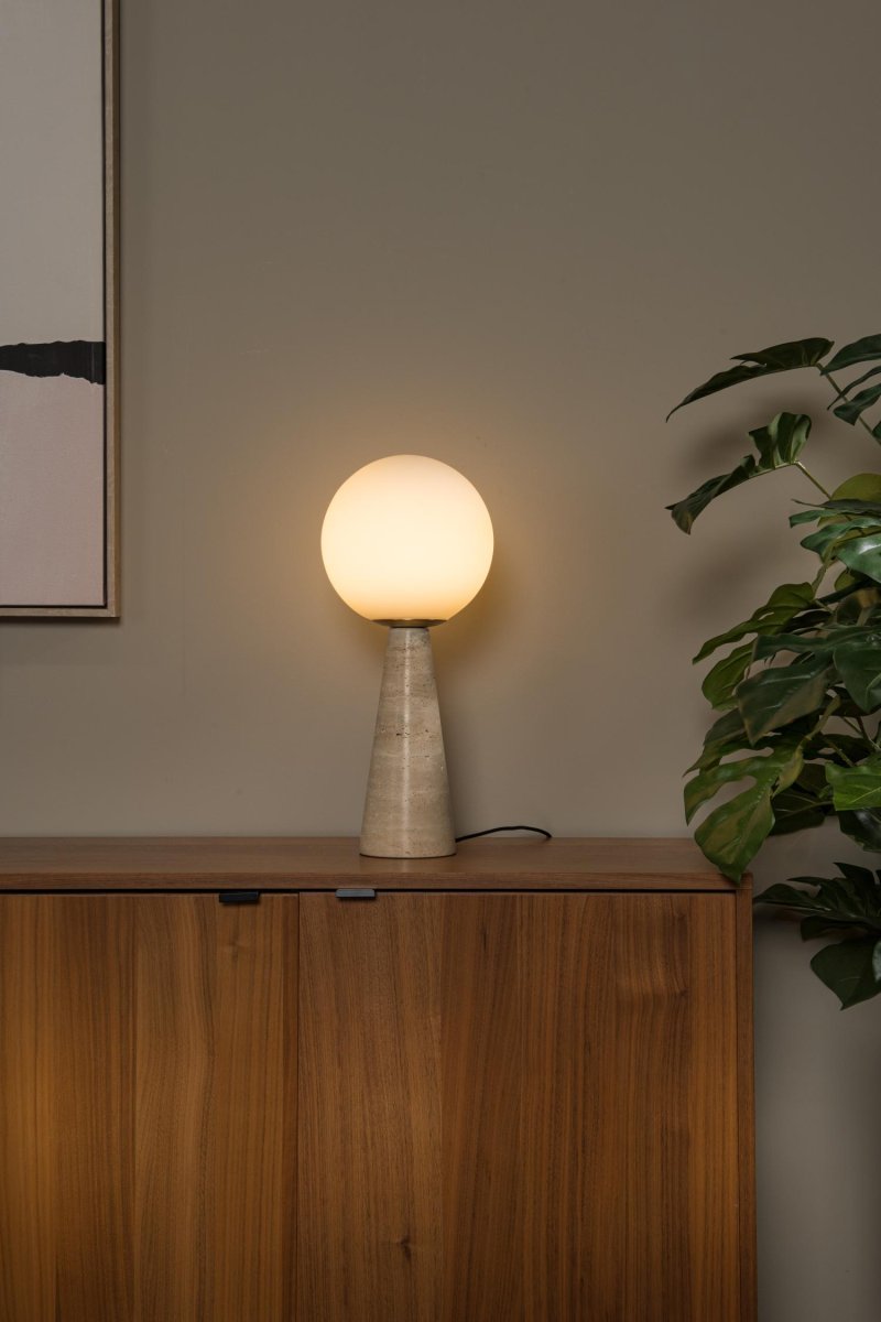 Evin 45cm Opal bordlampe Fra Lucide - Evin er en bordlampe med en konisk base av travertinmarmor og en frostet globeformet skjerm som ser mer ut som et kunstverk enn en praktisk bordlampe.