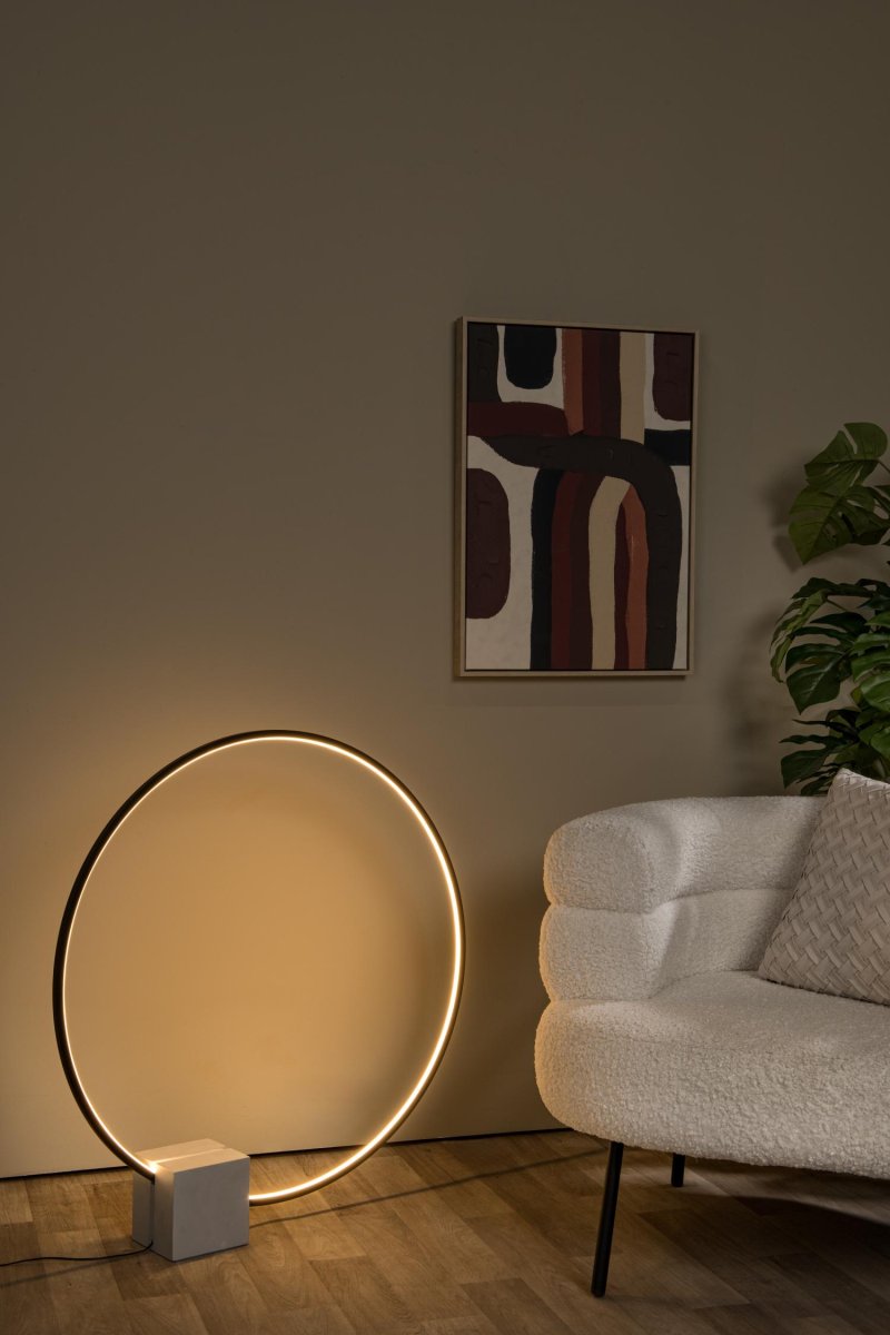 Cirkelis 83cm Svart bordlampe Fra Lucide - Laget av h&oslash;ykvalitets aluminium og med en dimmebar, integrert LED-lyskilde, er Cirkelis ikke bare en praktisk lyskilde, men ogs&aring;; en vakker interi&oslash;rdetalj.
