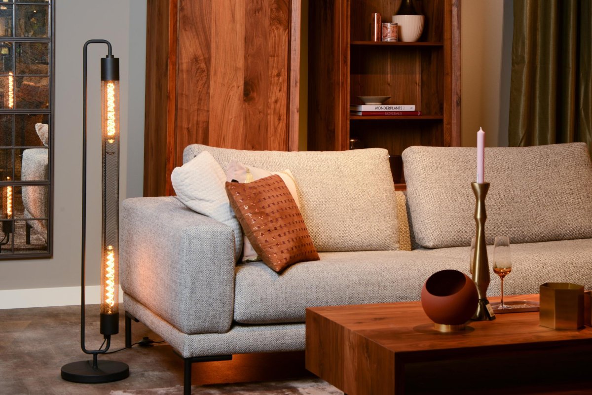 Calixt Svart gulvlampe Fra Lucide - Med sin rene og slanke design, og for eksempel to gl&oslash;delamper innelukket i en sylinder av nett og sitt metalliske utseende, passer den perfekt inn i et moderne interi&oslash;r.