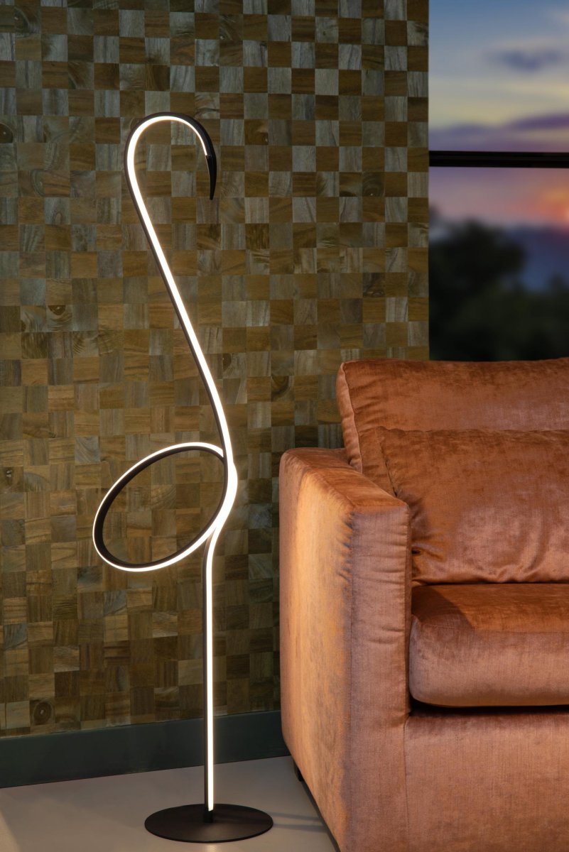 Flamingo Svart gulvlampe Fra Lucide - Flamingo kommer med en standard RGB LED-stripe som du enkelt kan styre med en fjernkontroll.
