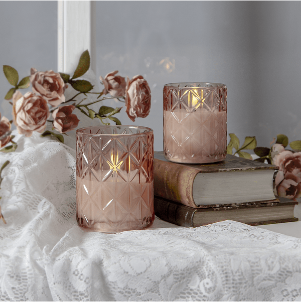 LED Lys Flamme Romb Rosa Fra Star Trading - Den har en timerfunksjon (6 timer p&aring;, 18 timer av), og n&aring;r bryteren er i timermodus, skinner lyset i omtrent 30 dager med en vakker, realistisk flamme i varmt hvitt lys.