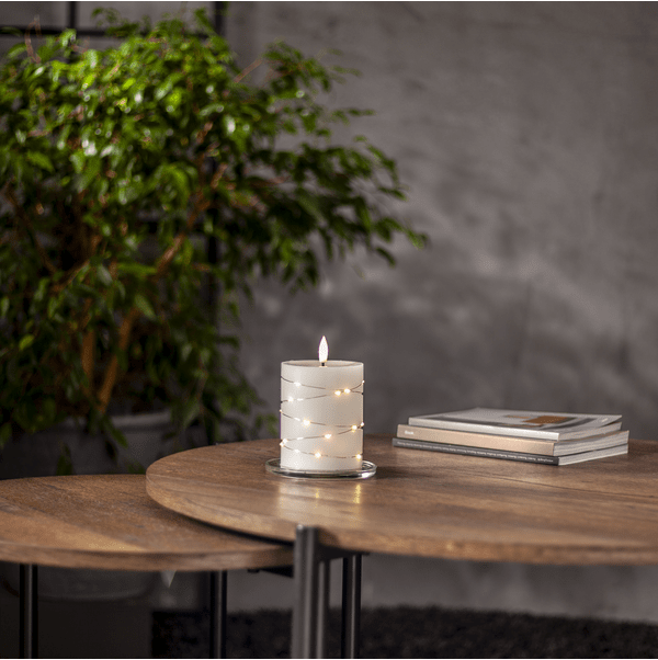 LED Blokklys Flamme Dew 13cm Hvit Fra Star Trading - Flamme Dew er et vakkert batteridrevet lys laget av hvit voks med en innpakket LED-stripe rundt som avgir en koselig, varm hvit gl&oslash;d.