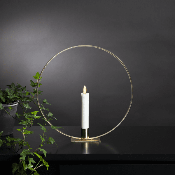 Flamme Ring Messing Fra Star Trading - 28 cm bordring i messingbelagt metall, med Star Tradings fine antikke Flamme-lys p&aring; 15 cm inkludert.