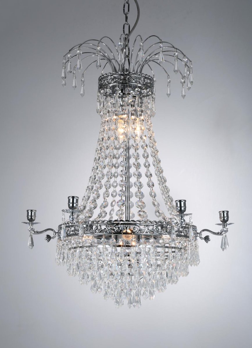 Empire Classic Ø55 Krom krystall Fra Norrsken Design - Lyset reflekteres gjennom de fasetterte krystallene og sprer en myk glød gjennom hele rommet, og skaper en innbydende og luksuriøs atmosfære.